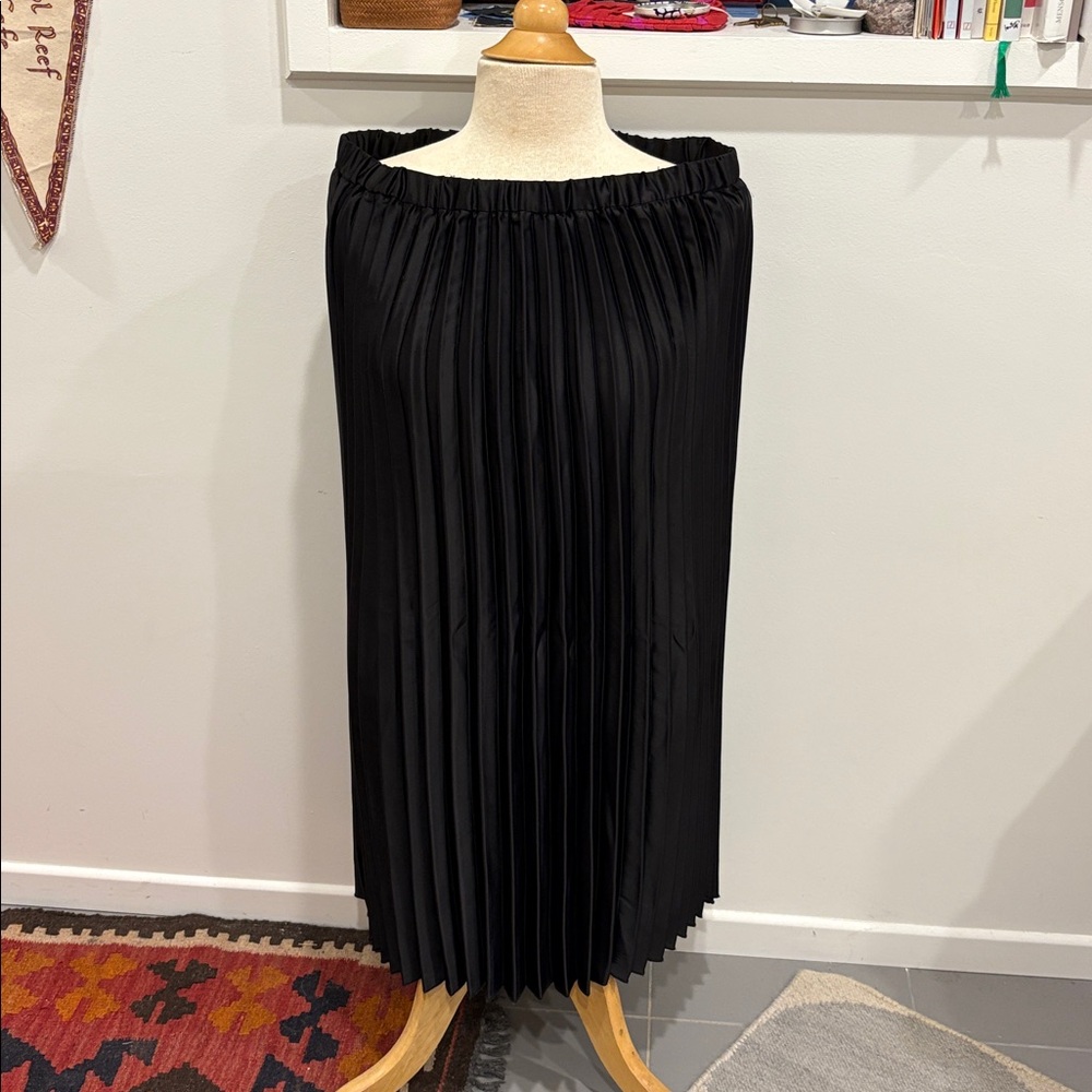 Anne Klein Black Satin Pleated Skirt